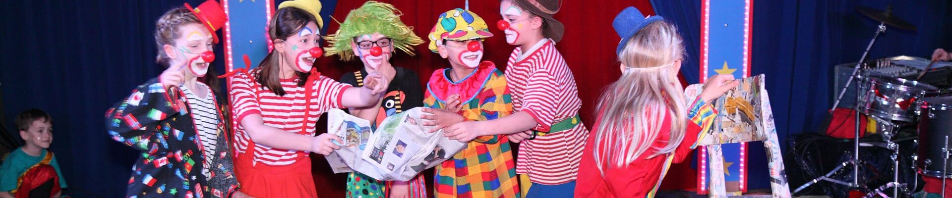 kostümierte Jugendliche beim Clownsspiel in der Manege