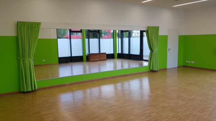 Kleine Halle Spielecircus mit offenem Spiegel-Vorhang