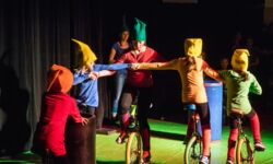 Kostümierte Kinder fahren Einrad