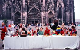 Die Artisten des Kölner Spielecircus treffen sich zum Abendmahl am Kölner Dom
