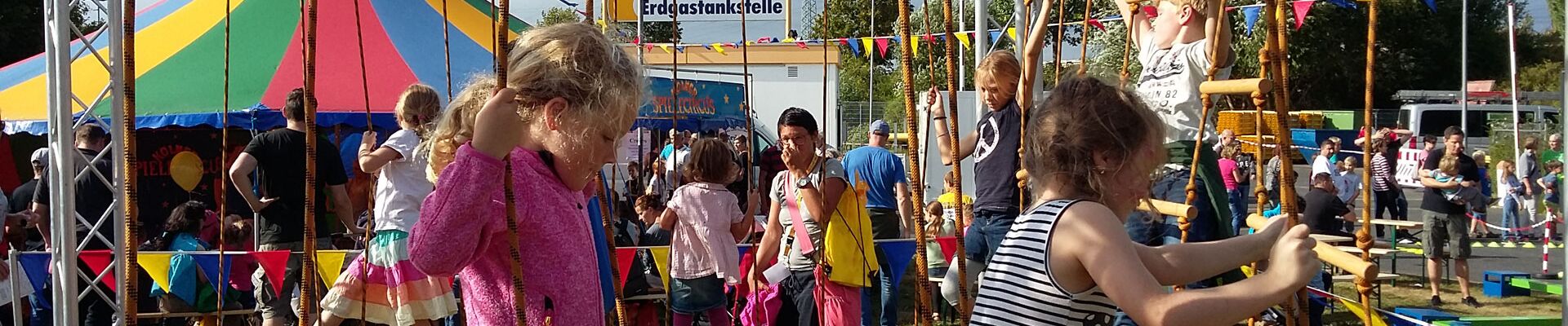 Kinder klettern im Niedrigseilgarten des Kölner Spielecircus