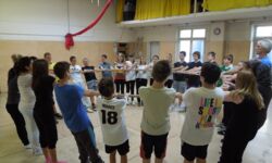 Jugendliche beim Teamspiel Balance mit dem Tau