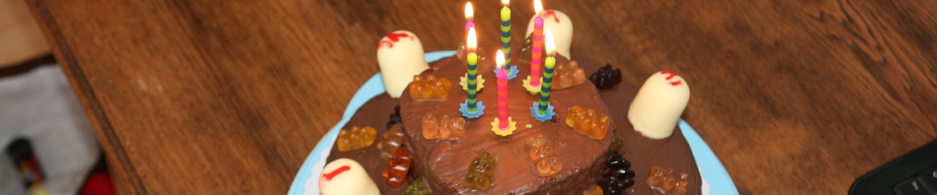 Kerzen brennen auf einer Geburtstagstorte